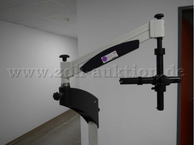 Der hochkompakte Fokussierarm eignet sich perfekt für die Betrachtung an Wänden sowie für das Arbeiten am Tisch. Die neigbare Säule ist ideal für die seitliche Betrachtung eines Objekts.