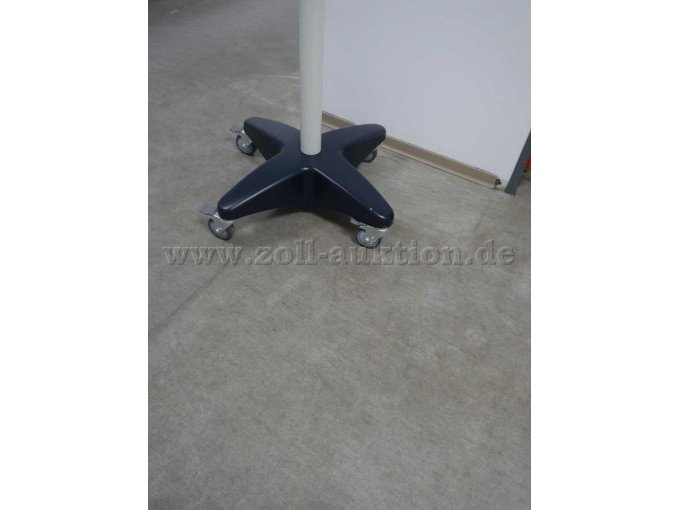 Das Stativ lässt sich auf  Rollen ganz einfach zu dem Restaurierungsobjekt oder der forensischen Probe auf dem Tisch oder an der Wand bewegen.