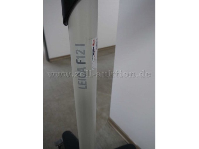 Hier die Bezeichnung des Gerätes Leica F12 l am Bodenstativ.