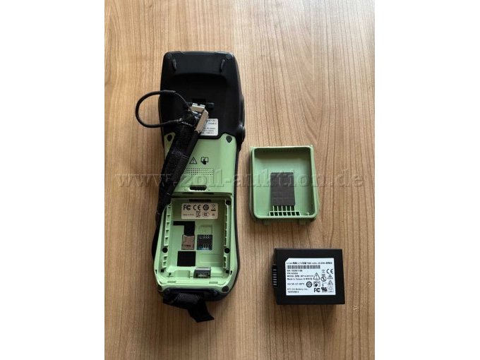 Geöffnet mit Akku;
Fach für SIM - Karte sichtbar