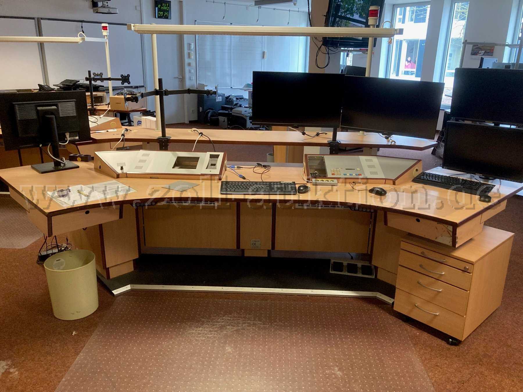 frontale Ansicht Leitstellentisch