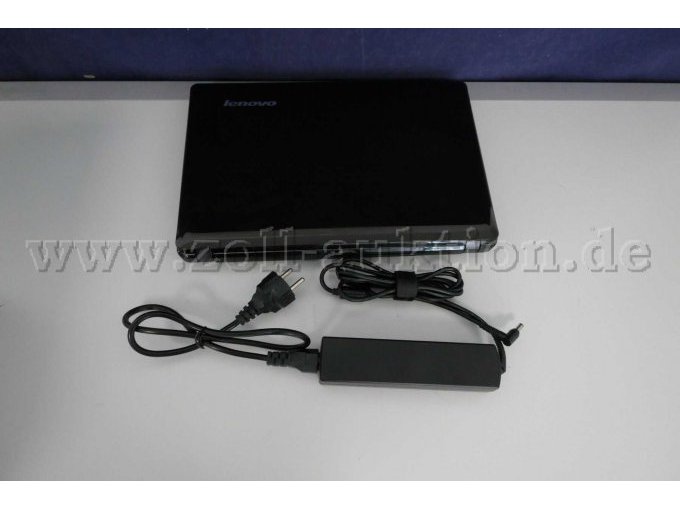 Detailaufnahme Laptop mit Ladekabel von oben