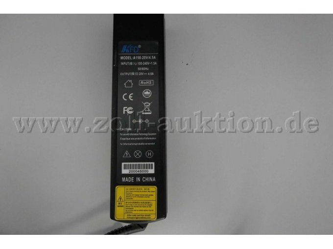 Gesamtansicht des Typenschilds und Warnhinweise auf dem Ladegerät