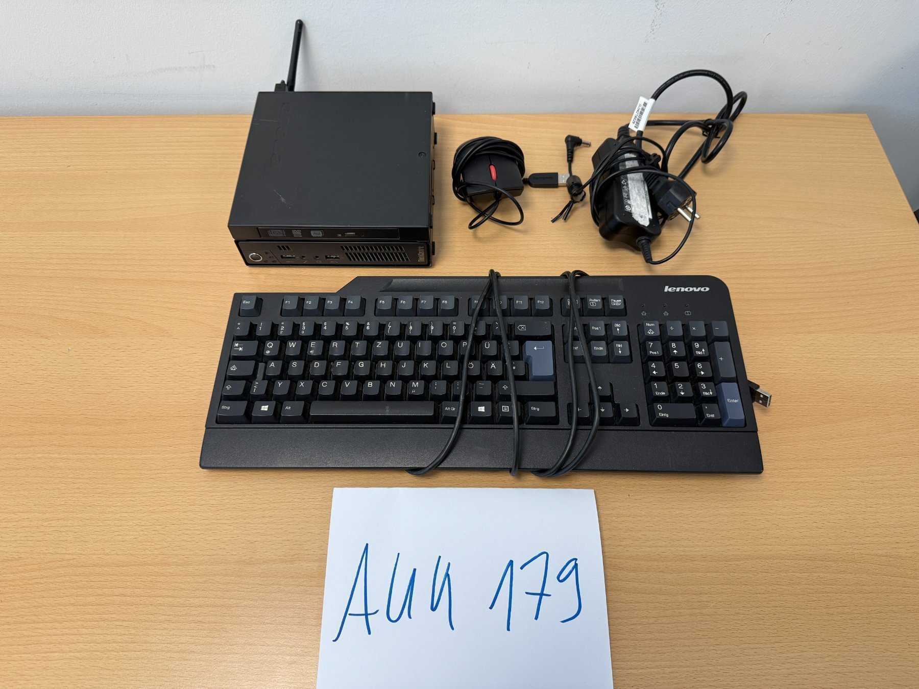 Lenovo ThinkCentre M92 3235 – Tiny Desktop mit allem Zubehör