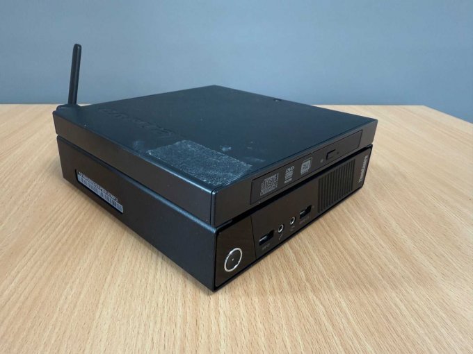 Lenovo ThinkCentre M93 10A5 – Tiny Desktop
Ansicht von vorne