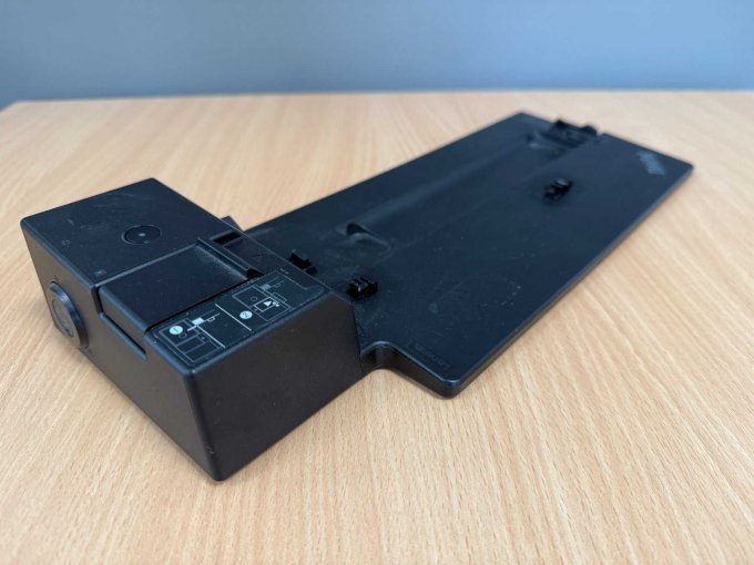Lenovo ThinkPad Basic Docking Station 40AG inkl. 90W Netzteil
Ansicht von vorne