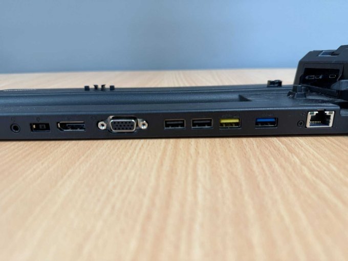 Lenovo ThinkPad Basic Docking Station 40AG inkl. 90W Netzteil
Ansicht der Anschlüsse
