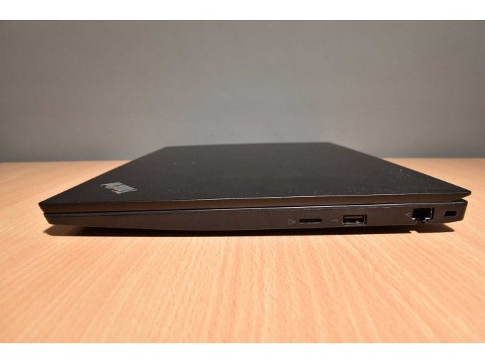 Lenovo ThinkPad E595 15,6 Zoll (39,60 cm)
Ansicht von der Seite