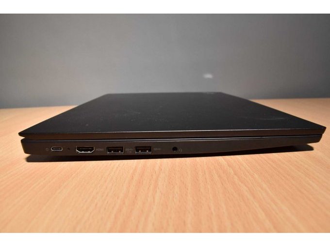 Lenovo ThinkPad E595 15,6 Zoll (39,60 cm)
Ansicht von der Seite