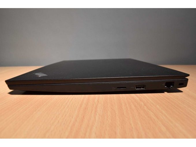 Lenovo ThinkPad E595 15,6 Zoll (39,60 cm)
Ansicht von der Seite
