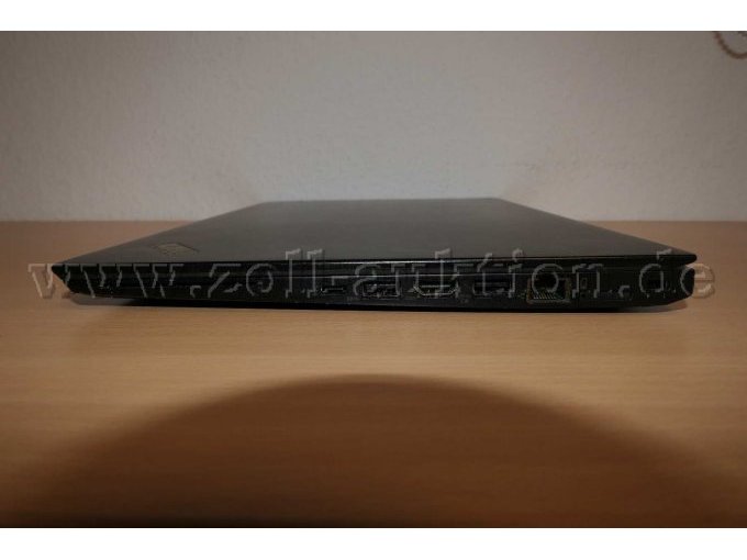 Detailaufnahme der rechten Seite mit Anschlüssen