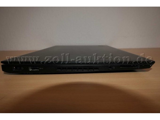 Detailaufnahme der linken Seite mit Anschlüssen