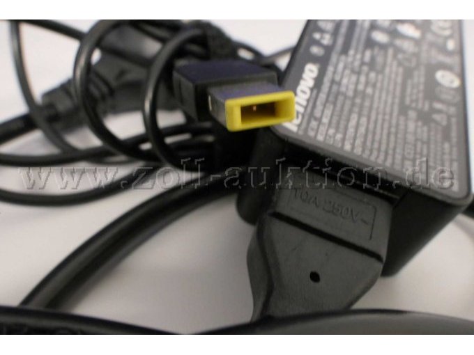 Detailaufnahme des Ladekabels 1 Eingang Laptop