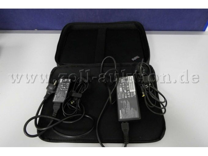 Gesamtansicht der Tasche von innen mit beiden Netzteilen.