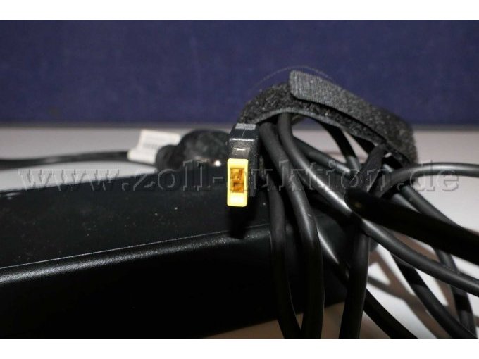 Detailaufnahme des Ladekabels 2 Eingang Laptop