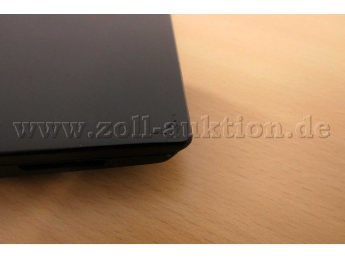 Detailaufnahme der Beschädigung des Laptop-Deckels