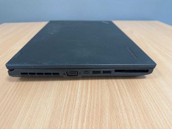 Lenovo Thinkpad L440 14 Zoll (35,56 cm)
Ansicht von der Seite