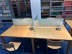 Gesamtansicht (Breite) der Tischkombination mit Sichtblenden-Stühle und Lampen sind nicht Teil der Auktion