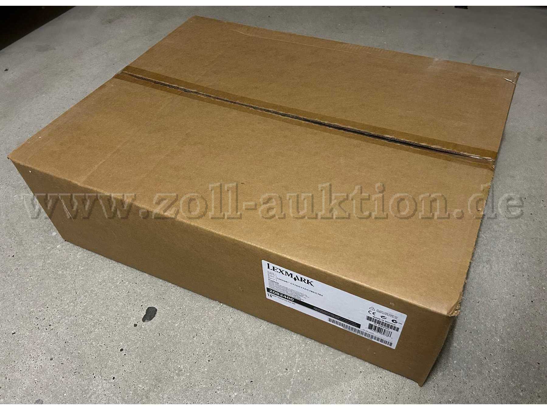 Brauner Original-Verpackungskarton Lexmark Duplexeinrichtung 20B2400 auf Fussboden. Label auf Frontseite zu sehen. Detailbild folgt.