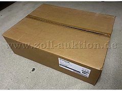Brauner Original-Verpackungskarton Lexmark Duplexeinrichtung 20B2400 auf Fussboden. Label auf Frontseite zu sehen. Detailbild folgt.