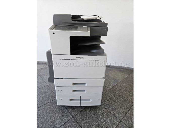 - Ansicht des Drucker von vorne. Kleinere Kratzer am Gehäuse vorhanden. Alle Einschübe schließen einwandfrei.