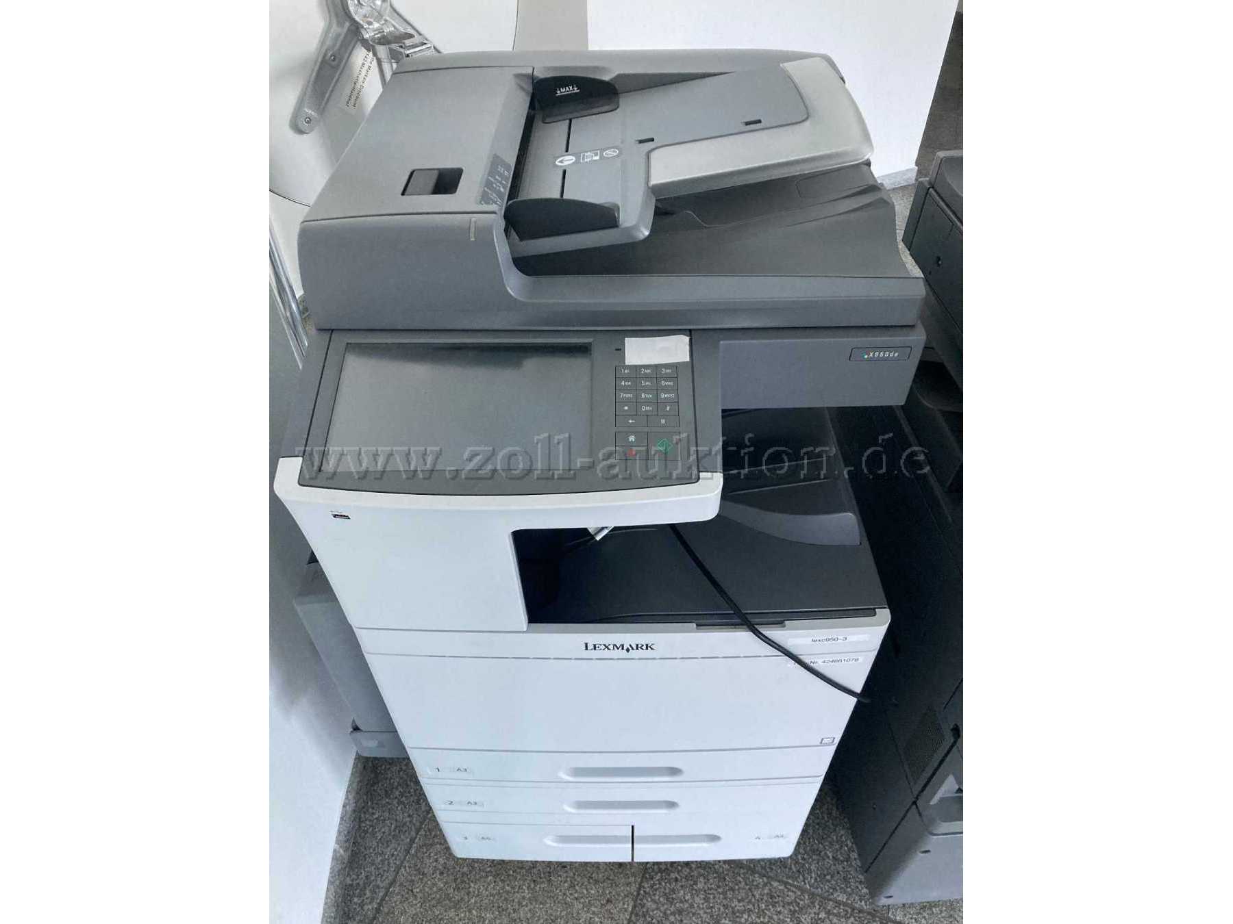 - Ansicht des Druckers von schräg oben. Kleiner Kratzer auf dem Gehäuse vorhanden. Anschaltknopf abgeklebt. Touchscreen in gutem bis sehr gutem Zustand.