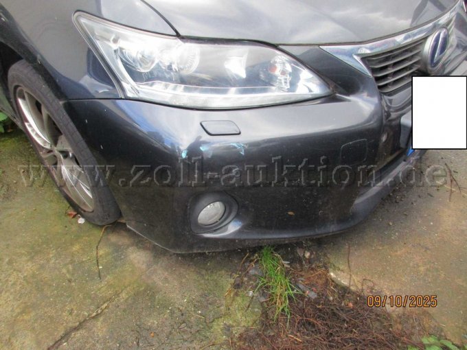 Frontansicht mit Beschädigung