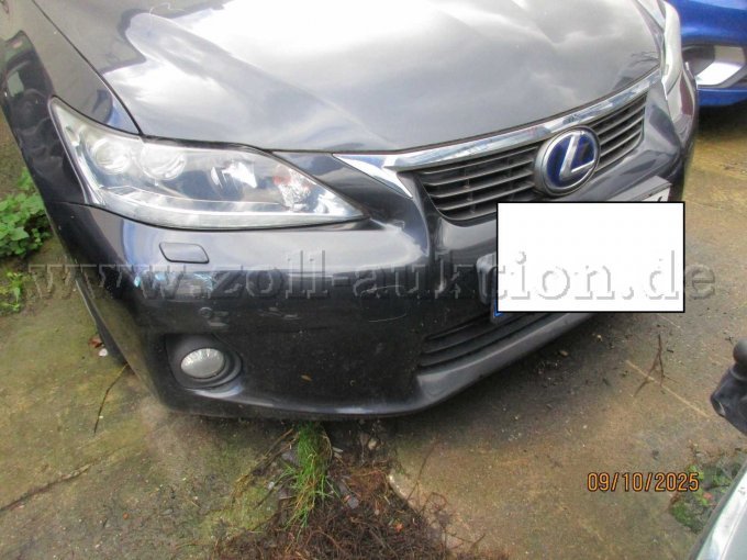 Frontansicht mit Beschädigung