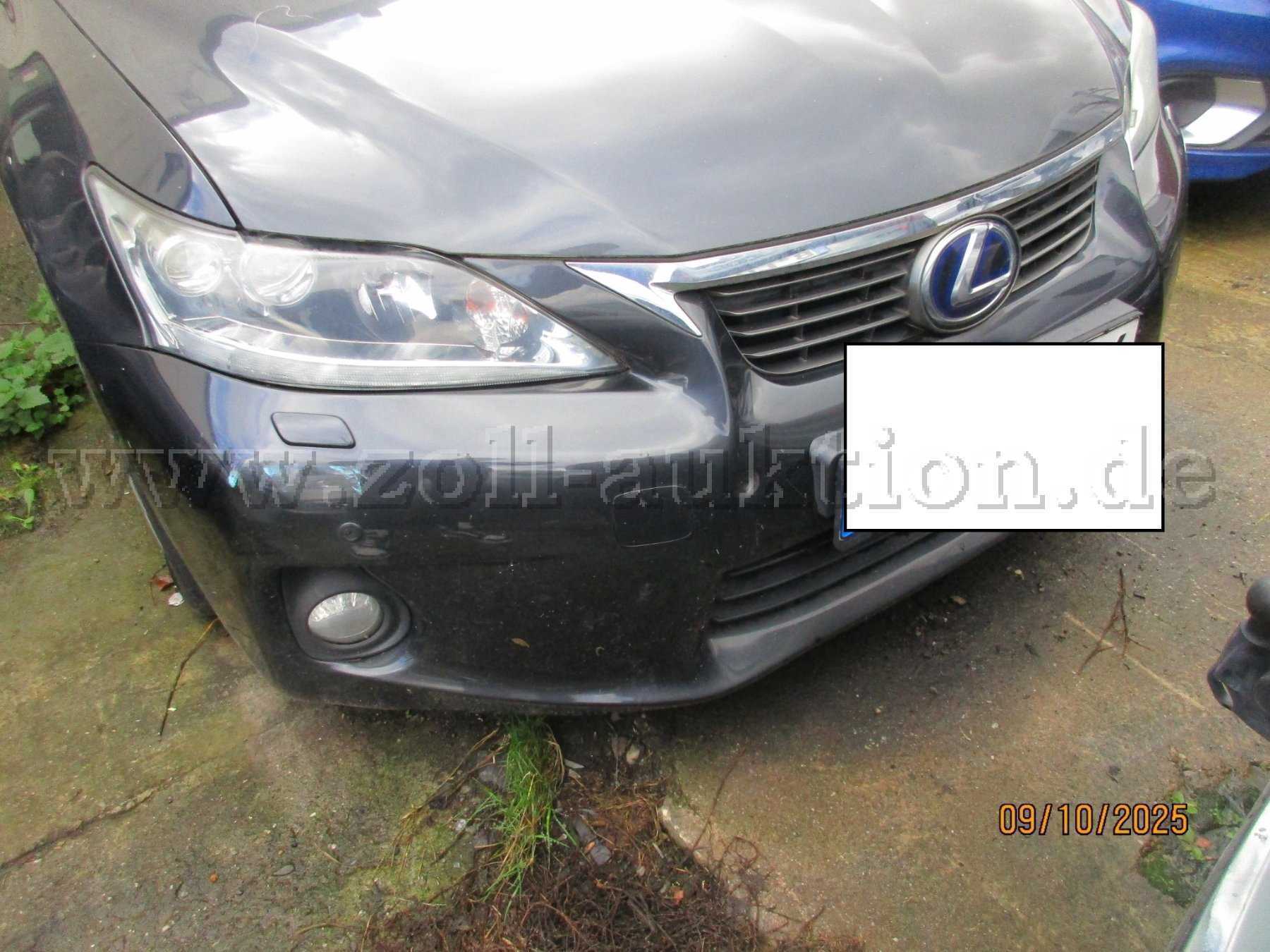 Frontansicht mit Beschädigung