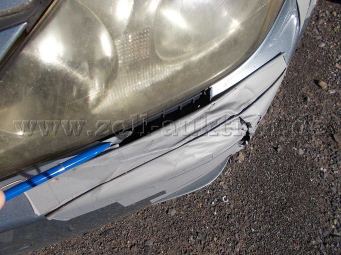 Ansicht der Materialrisse am vorderen Stoßfänger links