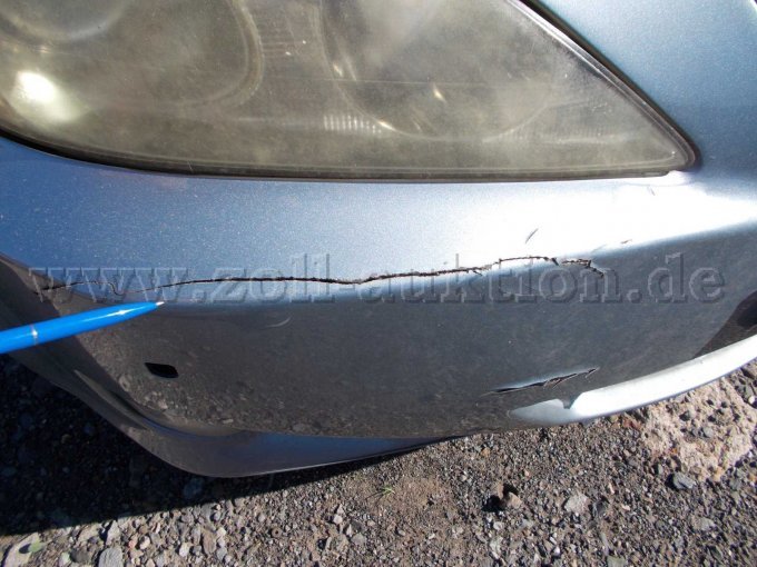 Ansicht der Materialrisse am vorderen Stoßfänger rechts
