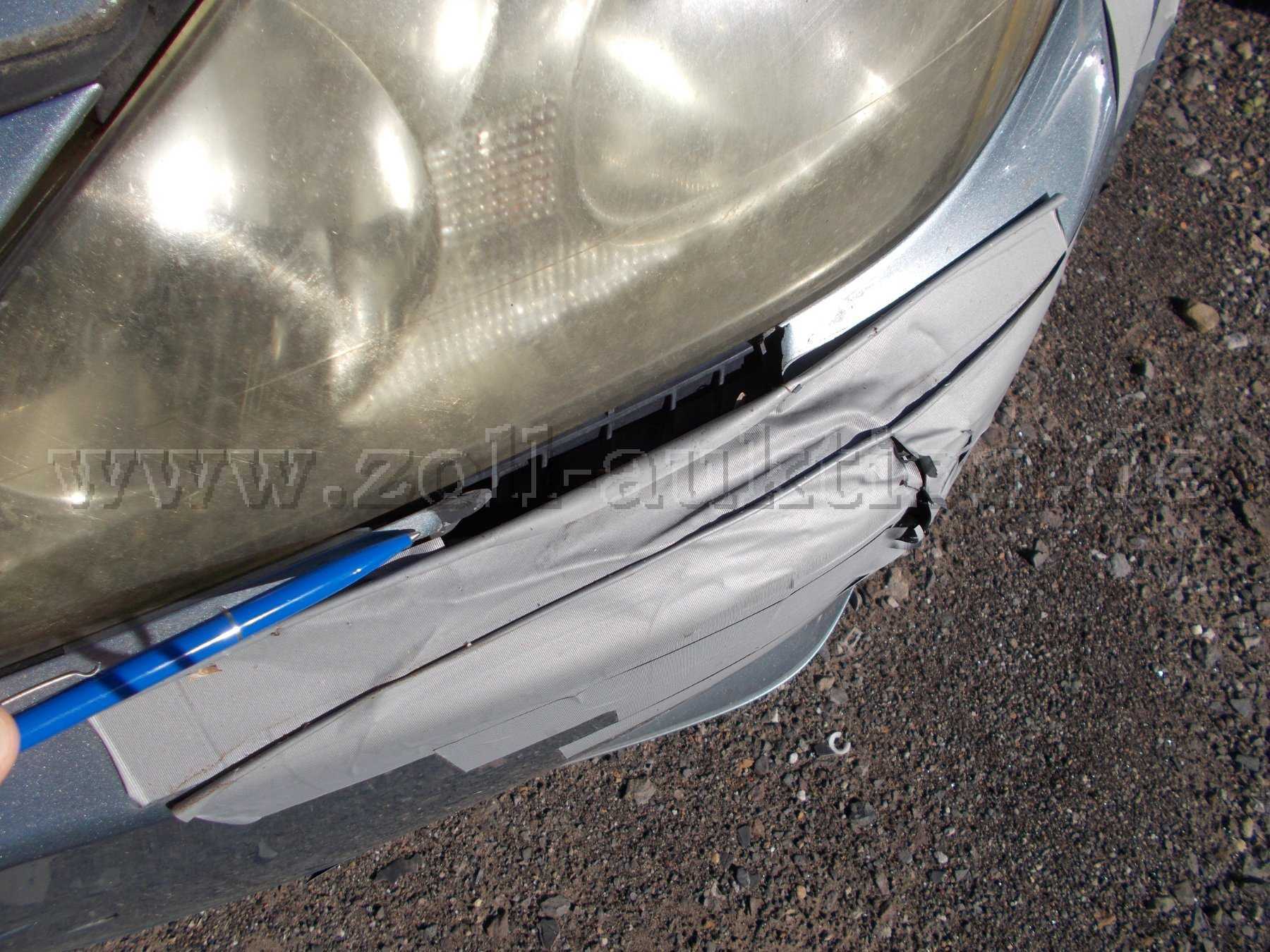 Ansicht der Materialrisse am vorderen Stoßfänger links