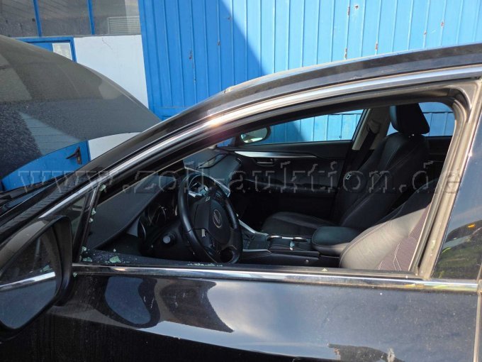 Zerschlagenes Fensterscheibe Fahrerseite