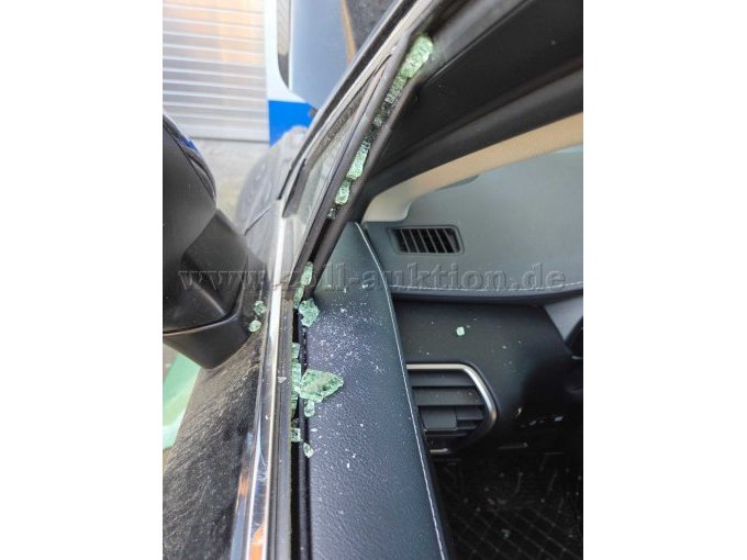 Zerschlagene Seitenscheibe