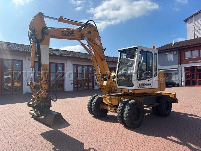 Bagger vorne links