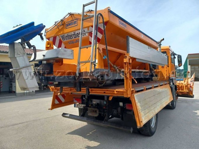 LKW und Streuer hinten rechts