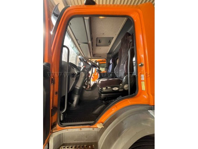 1 Lkw Daimlerchrysler Atego 1828 3-Seiten-Kipper mit HMF Ladekran – foto 8 – kavel bij Zoll-Auktion, Wurmsham