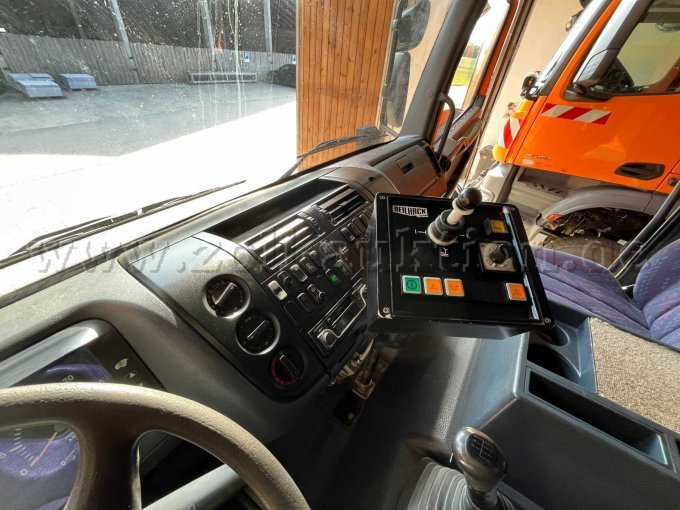 1 Lkw Daimlerchrysler Atego 1828 3-Seiten-Kipper mit HMF Ladekran – foto 12 – kavel bij Zoll-Auktion, Wurmsham