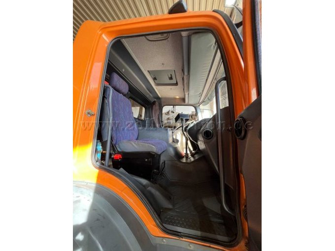 1 Lkw Daimlerchrysler Atego 1828 3-Seiten-Kipper mit HMF Ladekran – foto 10 – kavel bij Zoll-Auktion, Wurmsham