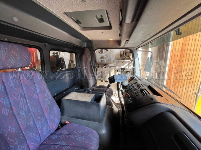 1 Lkw Daimlerchrysler Atego 1828 3-Seiten-Kipper mit HMF Ladekran – foto 11 – kavel bij Zoll-Auktion, Wurmsham