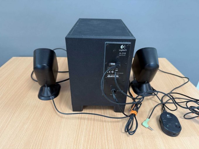 Logitech X-210 PC Lautsprecher
Ansicht von hinten
