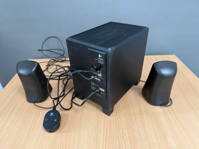 Logitech X-210 PC Lautsprecher
Ansicht von hinten