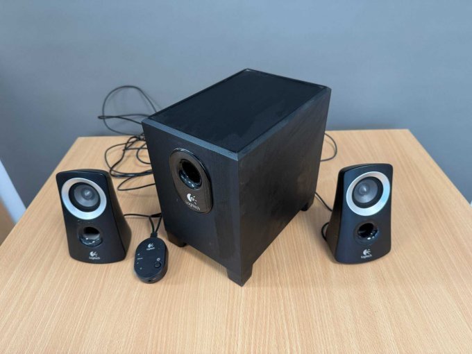 Logitech X-210 PC Lautsprecher
Seitenansicht
