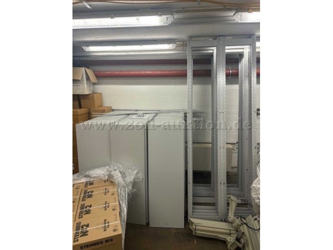 Regal abgebaut und eingelagert