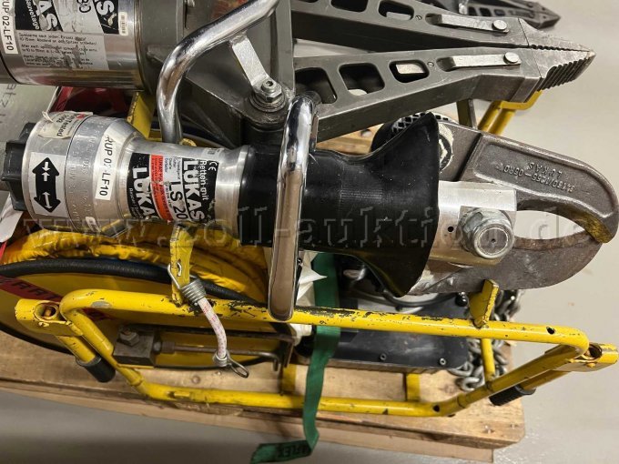 Schere gealgert auf Hydraulikaggregat