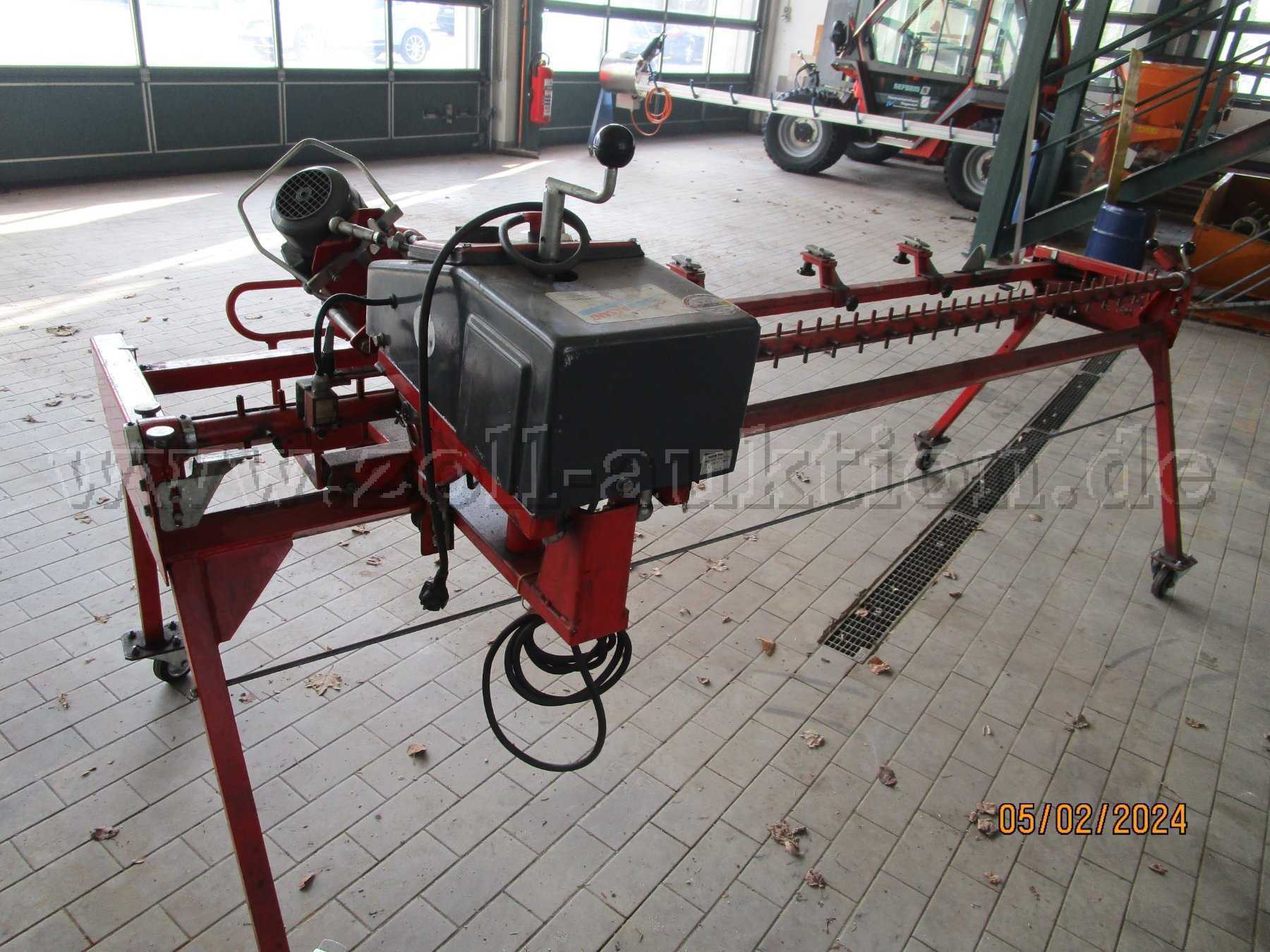 Mähmesserschleifgerät hinten