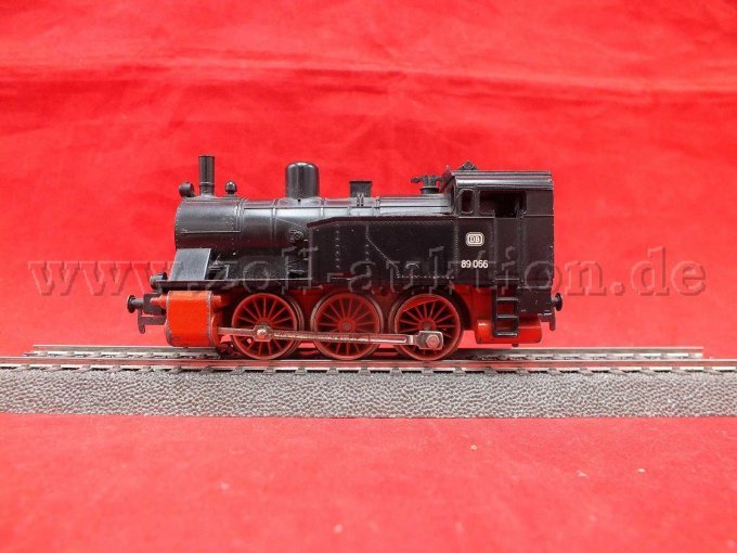 Seitenansicht der Dampflok von links mit Beschädigungen