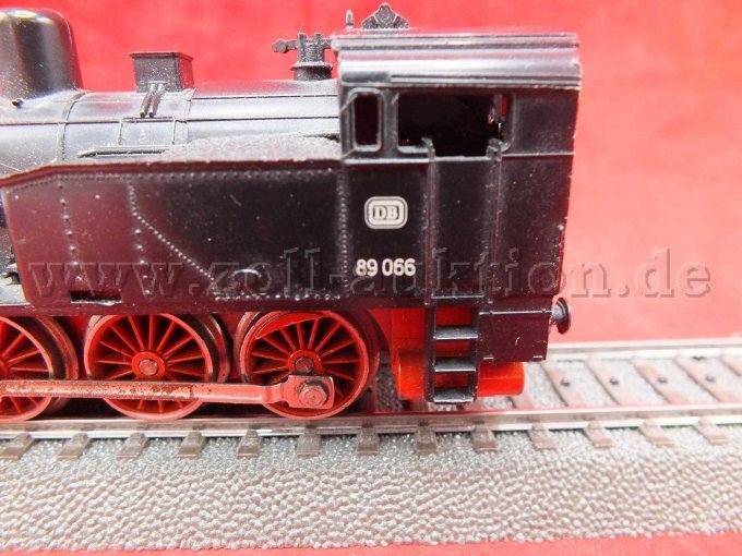 Detailaufnahme der Dampflok mit Betriebsnummer: 89 066 mit DB-Logo