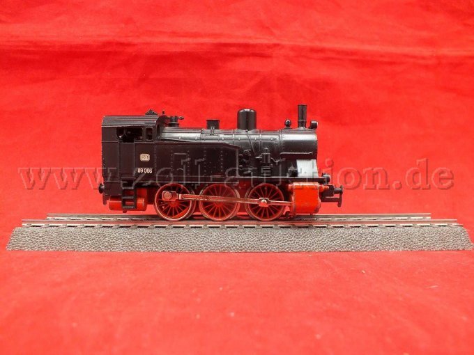 Seitenansicht der Dampflok von rechts mit Beschädigungen