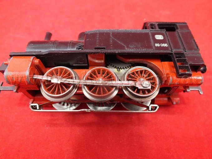 Detailaufnahme der Treibstange, Kuppelstange und Schwingenstange